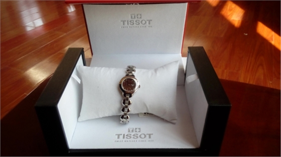 煙臺(tái)華順油氣潤(rùn)滑2015年二季度業(yè)務(wù)啟動(dòng)大會(huì)，華順集團(tuán)董事長(zhǎng)彭總為上季度銷售冠軍頒發(fā)證書、獎(jiǎng)杯、鮮花、各類獎(jiǎng)品