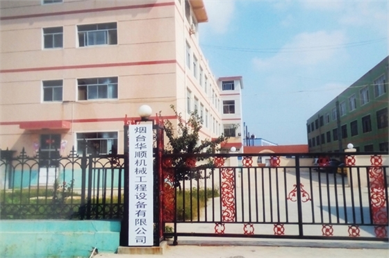 華順油氣潤滑設(shè)備老廠房！近三年，煙臺(tái)華順油氣潤滑設(shè)備公司為國內(nèi)的200多個(gè)企業(yè)提供了500余套具有自主知識(shí)產(chǎn)權(quán)的油氣集中潤滑系統(tǒng)。這些設(shè)備的安裝與使用，不僅降低了設(shè)備潤滑油的消耗，提高了軸承的使用壽命，同時(shí)改善了客戶生產(chǎn)現(xiàn)場環(huán)境，投資回報(bào)率100%以上，受到了客戶的一致好評