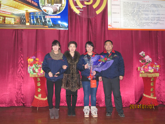 煙臺華順油氣潤滑董事長為冠軍部門頒獎