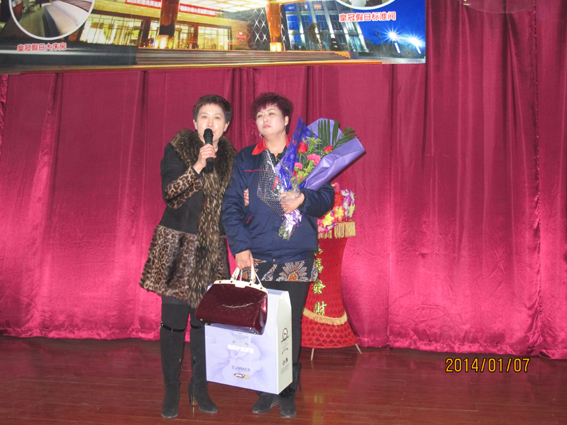 煙臺(tái)華順油氣潤滑之董事長為完成目標(biāo)經(jīng)理發(fā)放LV包等獎(jiǎng)品