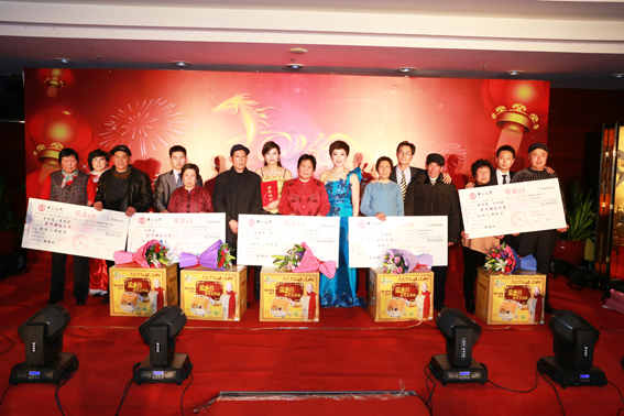 煙臺(tái)華順油氣潤(rùn)滑之董事長(zhǎng)為優(yōu)秀員工父母發(fā)放支票及禮品