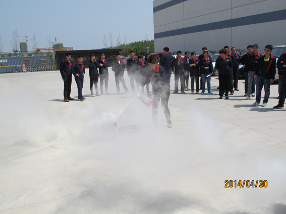 煙臺(tái)華順油氣潤滑之安全培訓(xùn)滅火器實(shí)際操作