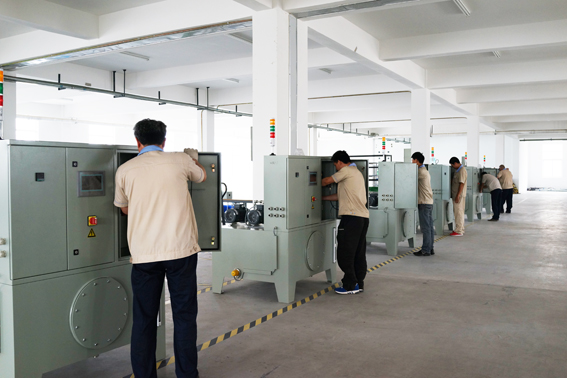 煙臺(tái)華順油氣潤(rùn)滑之車(chē)間操作區(qū)