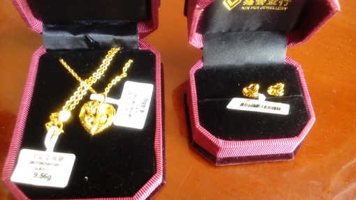 煙臺華順油氣潤滑2015年二季度業(yè)務(wù)啟動大會，華順集團董事長彭總為上季度銷售冠軍頒發(fā)證書、獎杯、鮮花、各類獎品