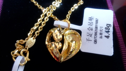 煙臺華順油氣潤滑2015年二季度業(yè)務(wù)啟動大會，華順集團董事長彭總為上季度銷售冠軍頒發(fā)證書、獎杯、鮮花、各類獎品