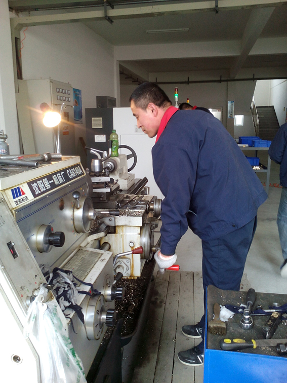 煙臺華順油氣潤滑設(shè)備公司機(jī)加工車間工作中！煙臺華順油氣潤滑設(shè)備主要應(yīng)用領(lǐng)域：滾動軸承油氣潤滑系統(tǒng)天車油氣潤滑系統(tǒng)鏈條油氣潤滑系統(tǒng)開式齒輪油氣潤滑系統(tǒng)礦山機(jī)械油氣潤滑系統(tǒng)高速電主軸油氣潤滑系統(tǒng)高鐵、輕軌、地鐵輪緣油氣潤滑系統(tǒng)