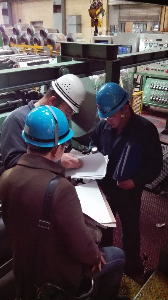 華順油氣潤滑設備主任工程師親臨客戶現(xiàn)場指導安裝！華順公司可根據(jù)客戶的實際需求完成從現(xiàn)場調(diào)研、方案設計、產(chǎn)品生產(chǎn)制造、現(xiàn)場安裝到系統(tǒng)調(diào)試的整體交鑰匙工程。煙臺華順公司鄭重承諾，對煙臺華順公司提供的油氣集中潤滑系統(tǒng)提供終身的售后設備維修和技術(shù)支持服務