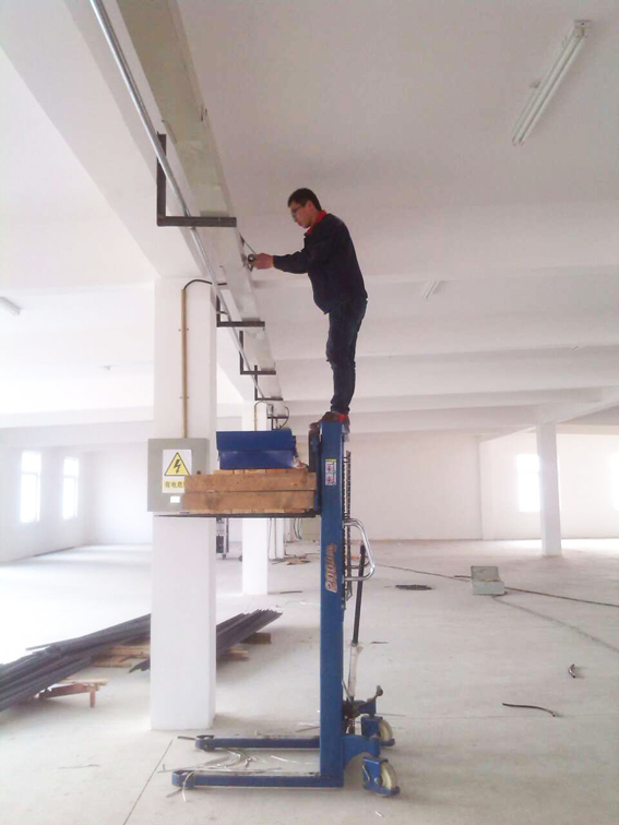 什么是油氣潤(rùn)滑?就是將220-460#的稀油和壓縮空氣(或氮?dú)?混合形成油氣流,通過管路以精細(xì)連續(xù)油滴的方式輸送到潤(rùn)滑點(diǎn)的這一過程就是油氣潤(rùn)滑。煙臺(tái)華順油氣潤(rùn)滑的特點(diǎn)就是：既不過潤(rùn)滑,也不欠潤(rùn)滑。煙臺(tái)華順公司12年專項(xiàng)致力于油氣集中潤(rùn)滑技術(shù)的應(yīng)用和推廣