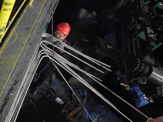 華順公司可根據(jù)客戶的實(shí)際需求完成從現(xiàn)場調(diào)研、方案設(shè)計(jì)、產(chǎn)品生產(chǎn)制造、現(xiàn)場安裝到系統(tǒng)調(diào)試的整體交鑰匙工程。煙臺(tái)華順公司鄭重承諾，對(duì)煙臺(tái)華順公司提供的油氣集中潤滑系統(tǒng)提供終身的售后設(shè)備維修和技術(shù)支持服務(wù)！軸承使用壽命提高3-6倍不再是神話！煙臺(tái)華順油氣潤滑設(shè)備,已經(jīng)在各大鋼廠得到廣泛推廣和應(yīng)用,此項(xiàng)技術(shù)適合于所有的滾動(dòng)軸承的潤滑(如連鑄機(jī)的所有輥道和軋機(jī)的軋輥軸承及導(dǎo)衛(wèi)活套軸承全部適用)