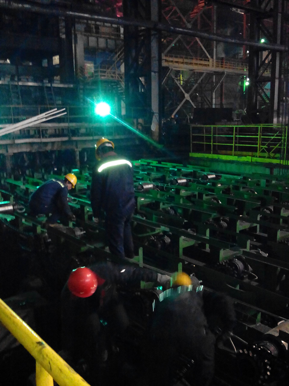 煙臺(tái)華順油氣潤(rùn)滑設(shè)備售后服務(wù)人員現(xiàn)場(chǎng)安裝！節(jié)能降耗，從油氣潤(rùn)滑開始。近三年，煙臺(tái)華順公司為國(guó)內(nèi)的200多個(gè)企業(yè)提供了500余套具有自主知識(shí)產(chǎn)權(quán)的油氣集中潤(rùn)滑系統(tǒng)。這些設(shè)備的安裝與使用，不僅降低了設(shè)備潤(rùn)滑油的消耗，提高了軸承的使用壽命，同時(shí)改善了客戶生產(chǎn)現(xiàn)場(chǎng)環(huán)境，投資回報(bào)率100%以上，受到了客戶的一致好評(píng)