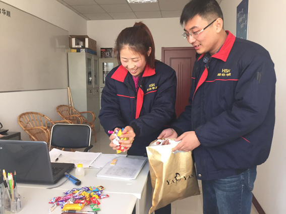 即將結(jié)婚的華順人！輪緣及軌道潤(rùn)滑系統(tǒng)是投資收益比最顯著的油氣潤(rùn)滑系統(tǒng)之一,系統(tǒng)小巧簡(jiǎn)單,購置費(fèi)用低,但采用后所獲得的回報(bào)數(shù)十甚至數(shù)百倍于投資費(fèi)用。煙臺(tái)華順油氣潤(rùn)滑設(shè)備適用于滾動(dòng)軸承、開式齒輪、鏈條、軌道、輪緣、高速電主軸等的潤(rùn)滑,尤其適用于高溫、高速、重載、極低速、受水或其它有化學(xué)危害性流體侵蝕場(chǎng)合