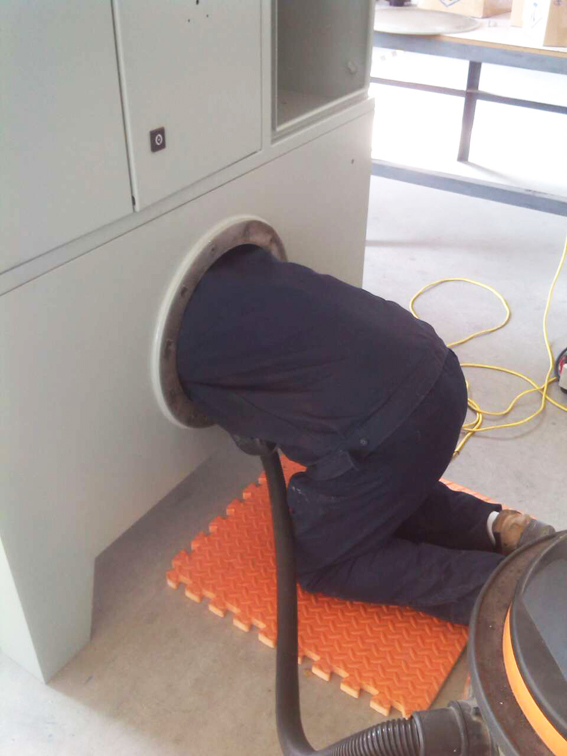 任勞任怨的華順人！煙臺(tái)華順&mdash;&mdash;單機(jī)冷軋機(jī)的油氣潤滑專家。油氣潤滑采用&ldquo;氣液兩相流體&rdquo;技術(shù)，具有潤滑效果好、耗油量低、精確計(jì)量給油、自動(dòng)控制以及潤滑油的黏度選擇范圍大等優(yōu)點(diǎn)。煙臺(tái)華順公司12年來專項(xiàng)致力于油氣集中潤滑技術(shù)的應(yīng)用和推廣