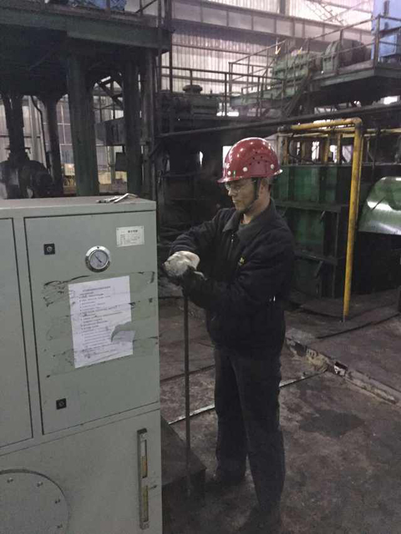 煙臺華順油氣潤滑設(shè)備專業(yè)售后服務(wù)人員現(xiàn)場安裝！高速電主軸軸承采用煙臺華順油氣潤滑，具有較理想的潤滑冷卻效果。隨著人們環(huán)保意識的增強(qiáng)和對該技術(shù)認(rèn)識的進(jìn)一步深化，油氣潤滑會逐步替代脂潤滑、油霧潤滑。華順公司可根據(jù)客戶的實(shí)際需求完成從現(xiàn)場調(diào)研、方案設(shè)計(jì)、產(chǎn)品生產(chǎn)制造、現(xiàn)場安裝到系統(tǒng)調(diào)試的整體交鑰匙工程