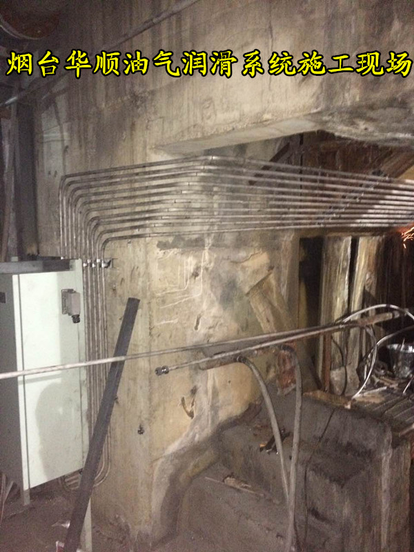 對(duì)萊鋼集團(tuán)100噸圓坯連鑄機(jī)進(jìn)行油氣改造，現(xiàn)場(chǎng)火熱施工中