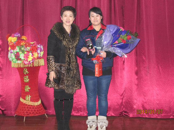 董事長為季度銷售冠軍發(fā)放金飾品等獎(jiǎng)品