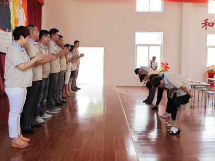 各銷售部部長(zhǎng)向中高層表示感謝