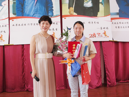 董事長(zhǎng)為季度冠軍頒發(fā)獎(jiǎng)杯