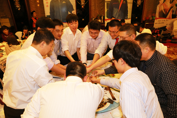 共同舉杯祝愿明天更美好