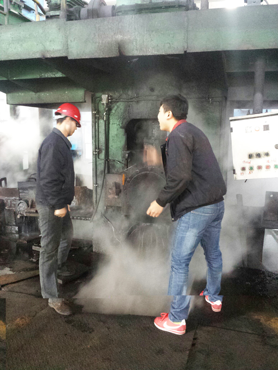 不辭勞苦的華順人在客戶現(xiàn)場服務(wù)