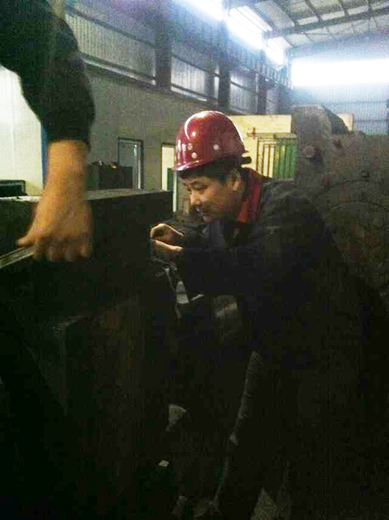 華順油氣潤滑技術(shù)部長親臨客戶現(xiàn)場技術(shù)指導