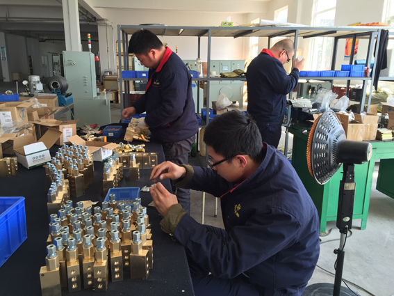 華順油氣潤滑設(shè)備車間油氣分配器安裝