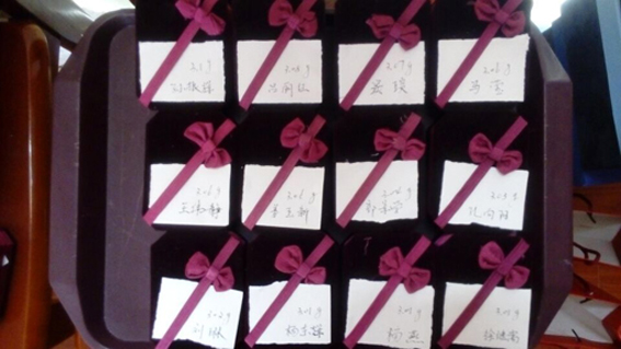 煙臺華順油氣潤滑設(shè)備司慶發(fā)放金飾品